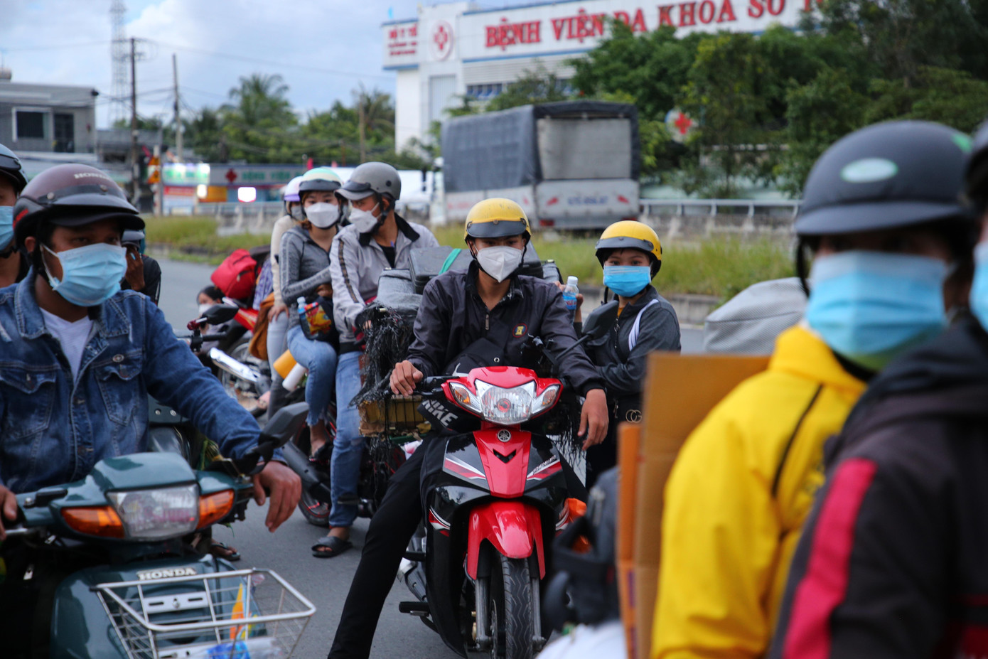 Theo thông tin từ cơ quan chức năng Hậu Giang, những người này tự ý về quê và theo quy định, tỉnh Hậu Giang phải lập danh sách liên hệ về địa phương. Nếu các tỉnh đồng ý tiếp nhận thì Hậu Giang dẫn đường để lưu thông qua địa bàn.