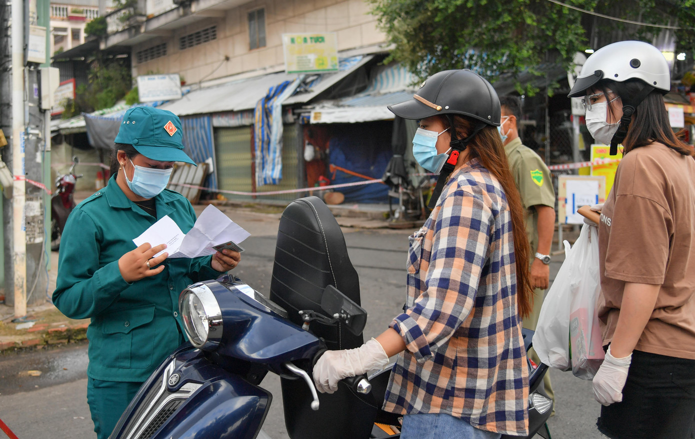Nhằm ngăn chặn, khoanh vùng hiệu quả không để dịch bệnh tiếp tục lây lan trong cộng đồng, từng cán bộ, chiến sĩ dân quân luôn nêu cao tinh thần trách nhiệm, kiểm tra, xử lý nghiêm những trường hợp không chấp hành yêu cầu giãn cách xã hội theo Chỉ thị 16 của Thủ tướng Chính phủ.