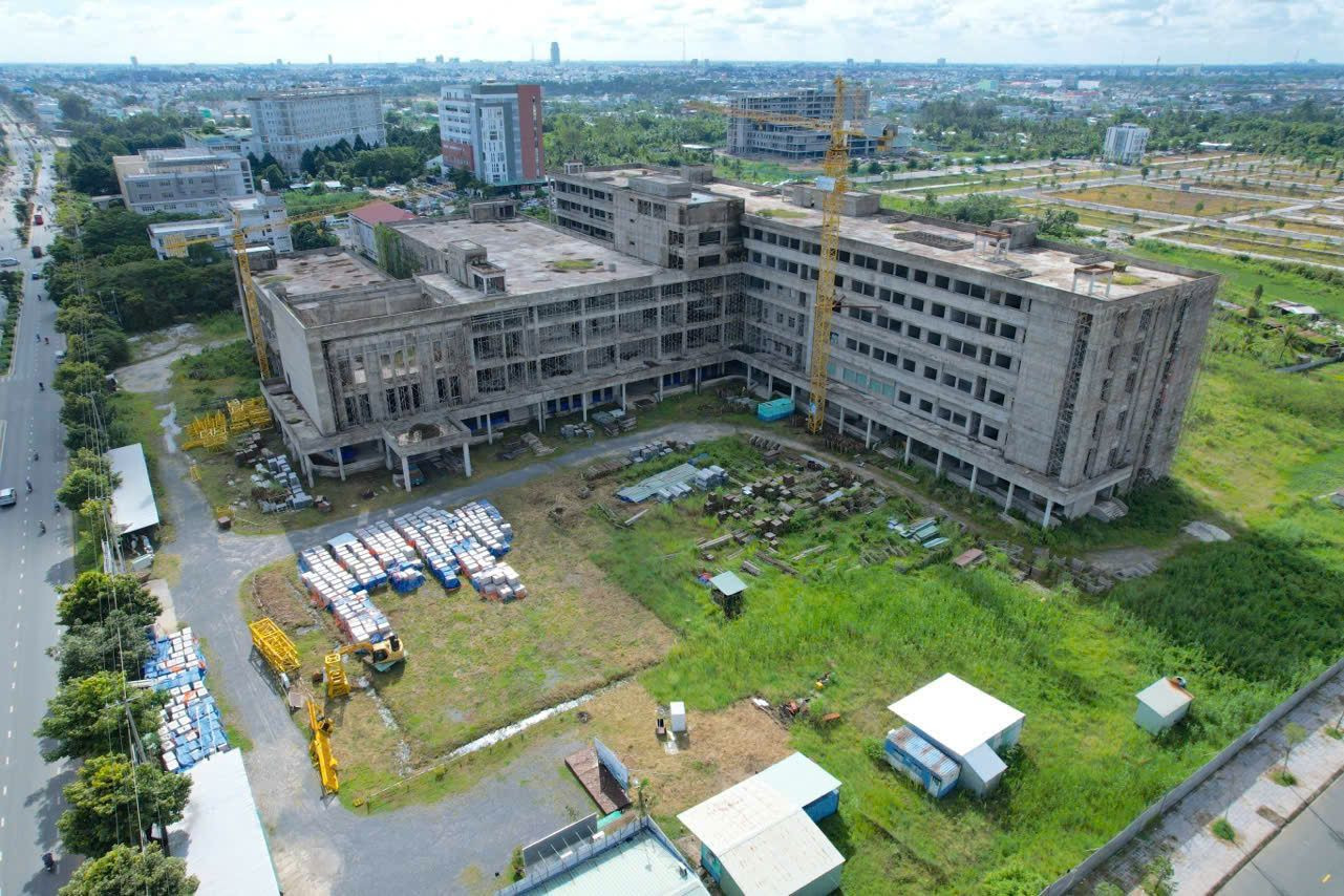 Bệnh viện Ung bướu Cần Thơ &quot;đắp chiếu&quot; sau nhiều năm thi công dở dang.