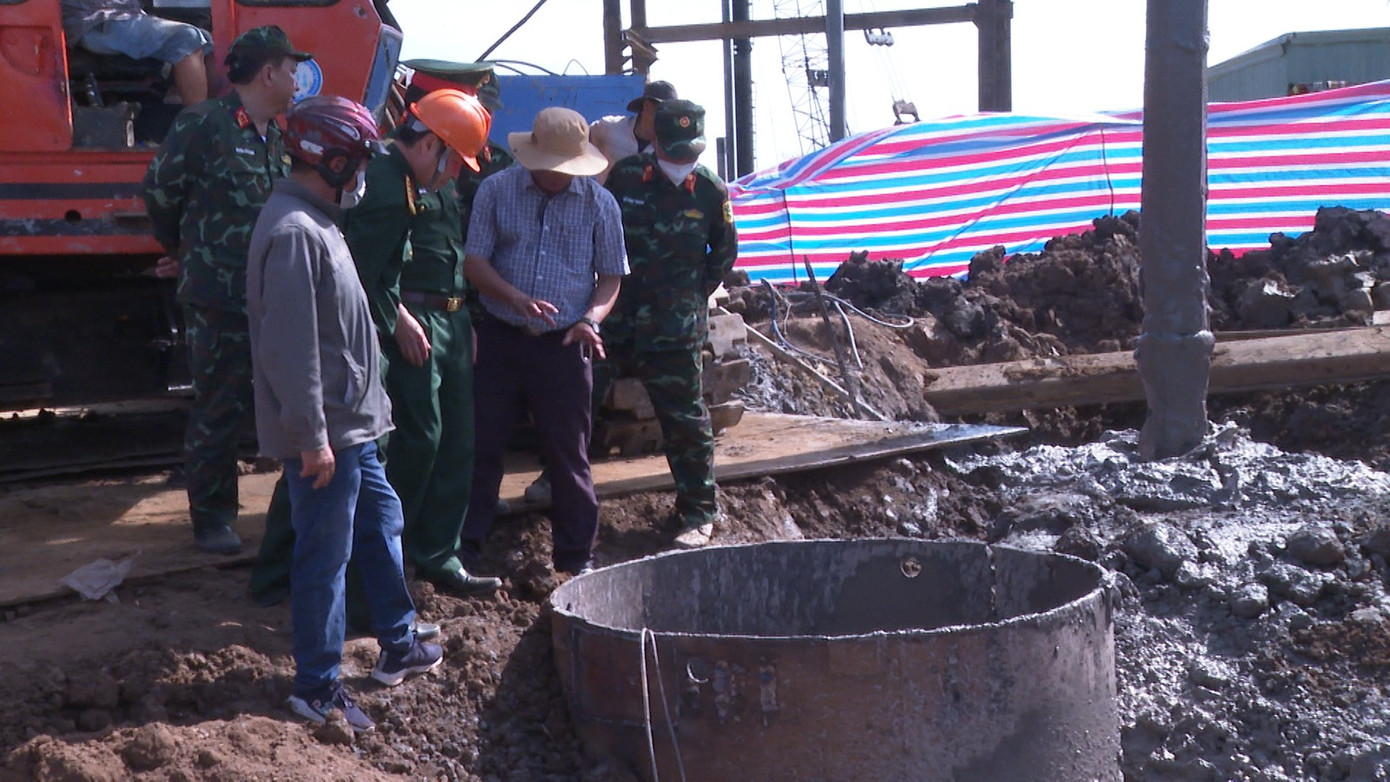 Trước đó, Thủ tướng Chính phủ Phạm Minh Chính có Công điện chỉ đạo các cơ quan liên quan tập trung cứu nạn, khắc phục hậu quả sự cố tai nạn tại công trường thi công dự án cầu Rọc Sen, xã Phú Lợi, huyện Thanh Bình, tỉnh Đồng Tháp.