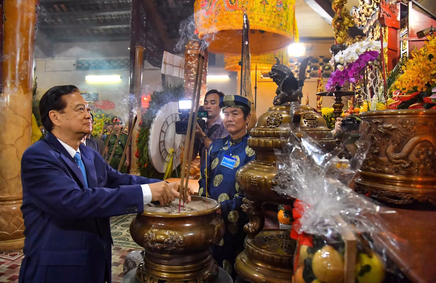 Nguyên Thủ tướng Nguyễn Tấn Dũng dâng hương tại Di tích lịch sử văn hóa đình Nguyễn Trung Trực.