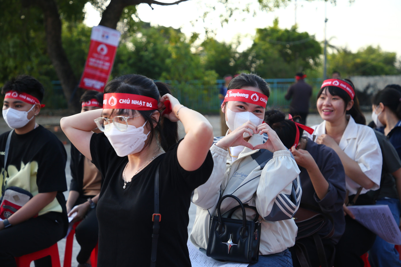 Từ sáng sớm, các bạn đoàn viên thanh niên đã có mặt tại Trung tâm hoạt động thanh thiếu niên tỉnh Kiên Giang chờ tham gia hiến máu. Từ sáng sớm, các bạn đoàn viên thanh niên đã có mặt tại Trung tâm hoạt động thanh thiếu niên tỉnh Kiên Giang chờ tham gia hiến máu.