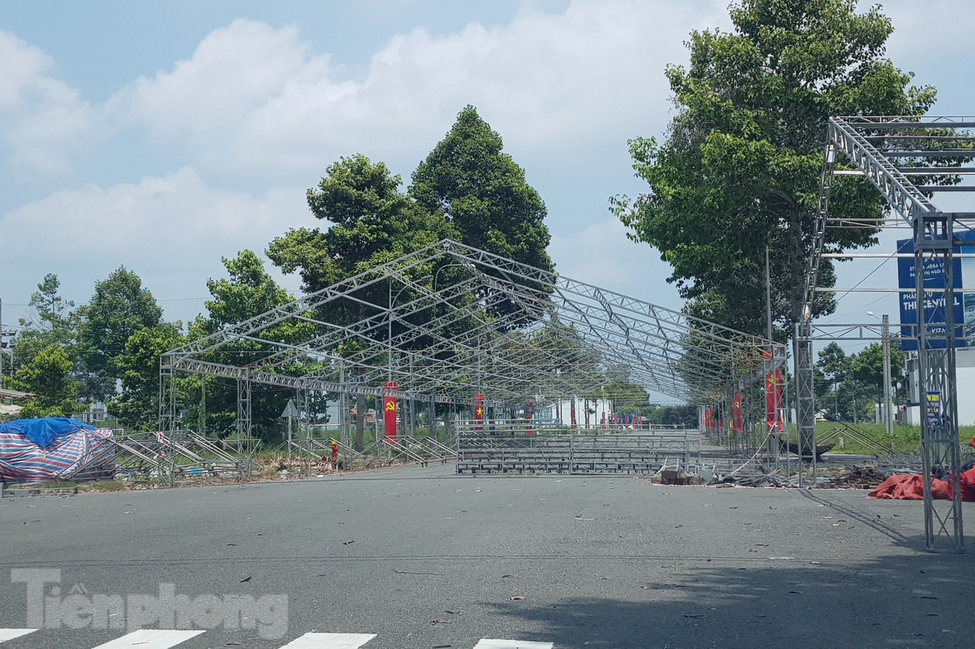 Trung tâm Phát triển Du lịch Cần Thơ đã lập biên bản đối với đơn vị dựng gian hàng, nhà bạt. (Ảnh: Nhật Huy).