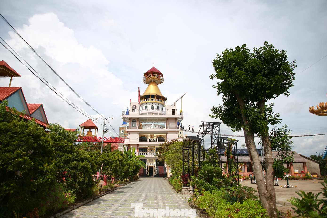 Toà tháp cao hàng chục mét. Toà tháp cao hàng chục mét.