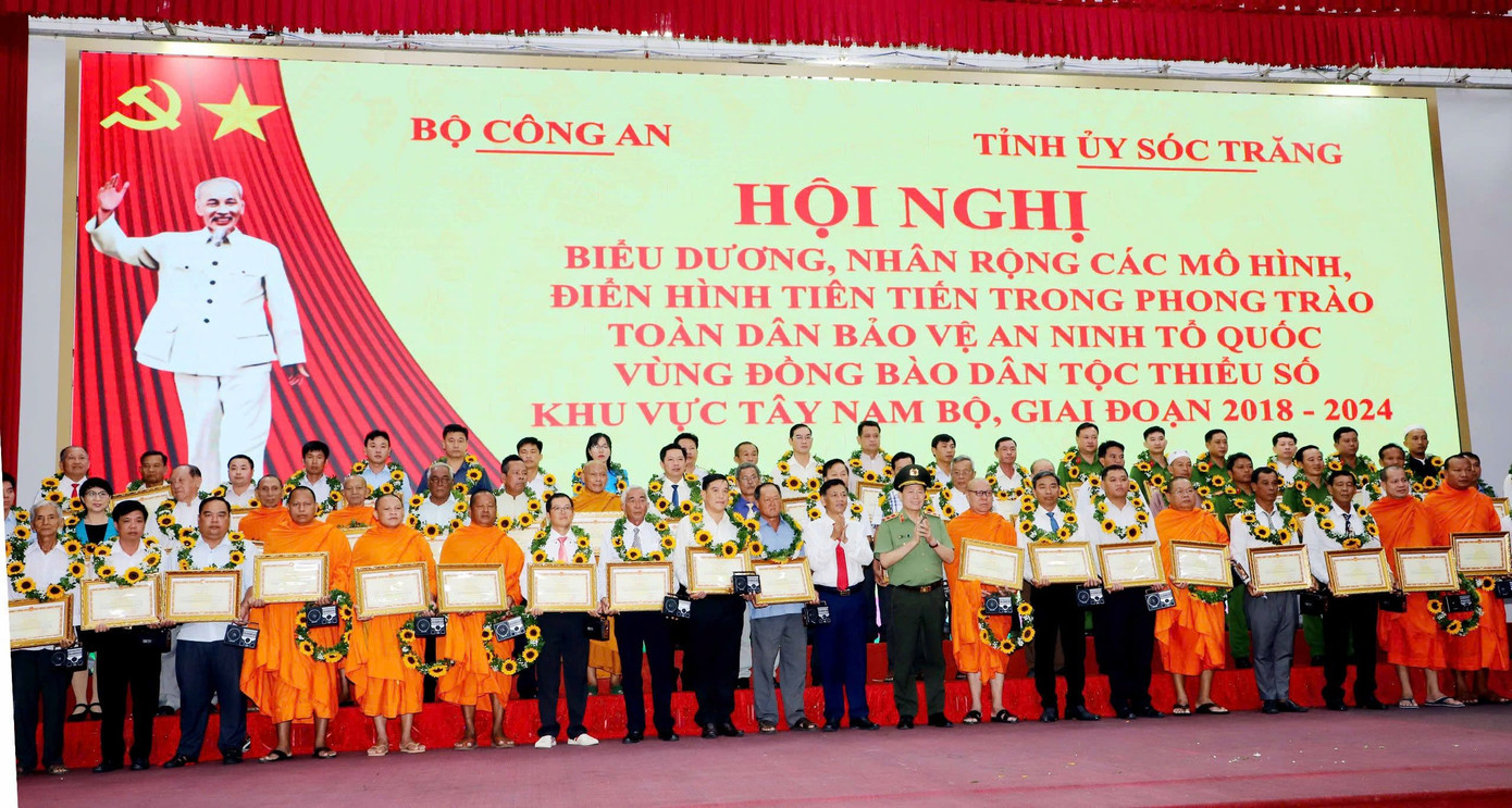 Lãnh đạo Bộ Công an và Tỉnh ủy Sóc Trăng khen thưởng tập thể, cá nhân điển hình tiên tiến. Lãnh đạo Bộ Công an và Tỉnh ủy Sóc Trăng khen thưởng tập thể, cá nhân điển hình tiên tiến.