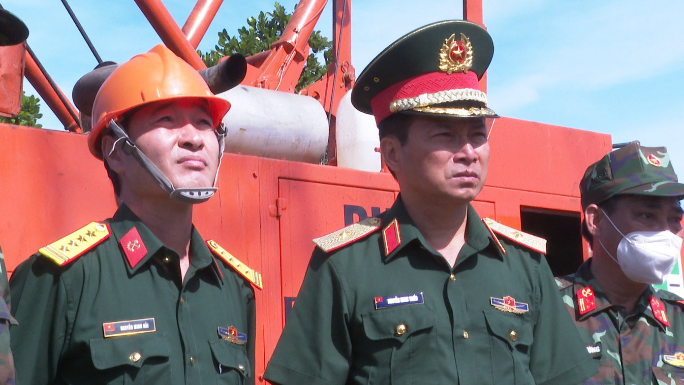 Thiếu tướng Triều cho biết, sau khi nhận được thông tin cháu bé bị rơi xuống trụ bê tông sâu 35m, Bộ Tư lệnh Quân khu 9 đã chỉ đạo cho Bộ Chỉ huy quân sự tỉnh Đồng Tháp đến hỗ trợ. Ngoài ra, đơn vị cũng chỉ đạo đặc công Quân khu 9, sử dụng lực lượng, phương tiện đến cứu hộ, cứu nạn.