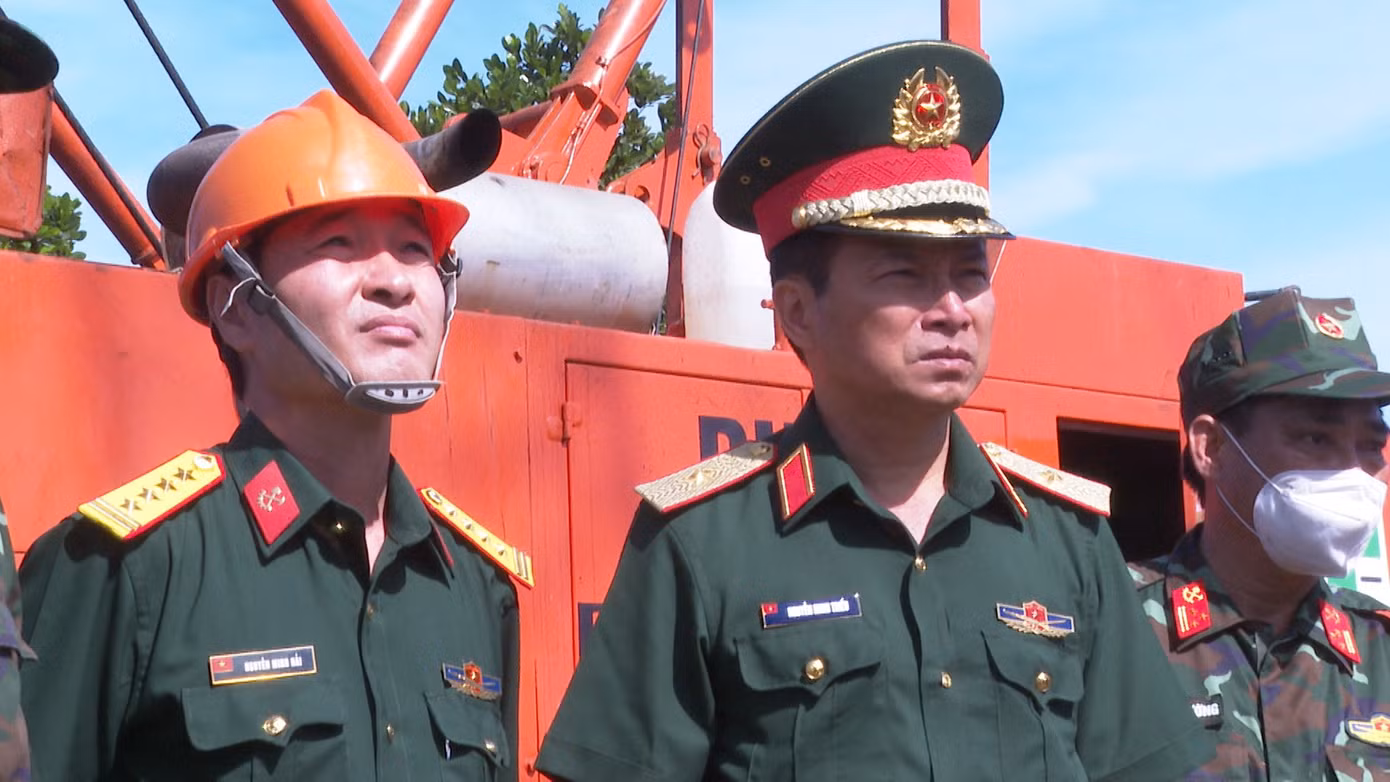 Thiếu tướng Triều cho biết, sau khi nhận được thông tin cháu bé bị rơi xuống trụ bê tông sâu 35m, Bộ Tư lệnh Quân khu 9 đã chỉ đạo cho Bộ Chỉ huy quân sự tỉnh Đồng Tháp đến hỗ trợ. Ngoài ra, đơn vị cũng chỉ đạo đặc công Quân khu 9, sử dụng lực lượng, phương tiện đến cứu hộ, cứu nạn.