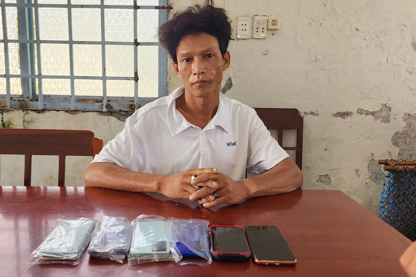 Trần Trọng Tiến cùng tang vật công an thu giữ. Ảnh: Văn Vũ.