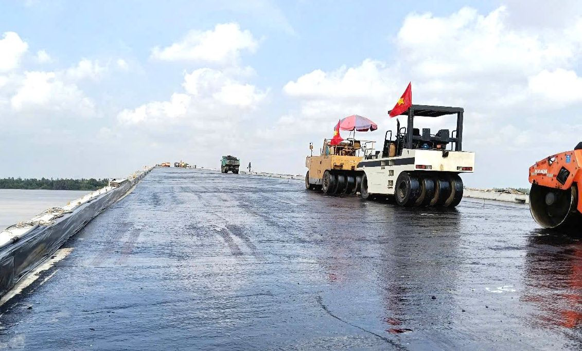 Công nhân thi công thảm nhựa mặt cầu Đại Ngãi 2. Công nhân thi công thảm nhựa mặt cầu Đại Ngãi 2.