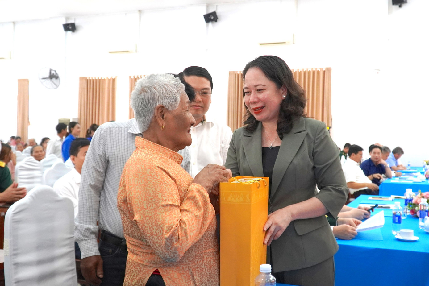 Phó Chủ tịch nước Võ Thị Ánh Xuân thăm hỏi, trao quà cho Mẹ Việt Nam anh hùng trên địa bàn huyện Giang Thành.