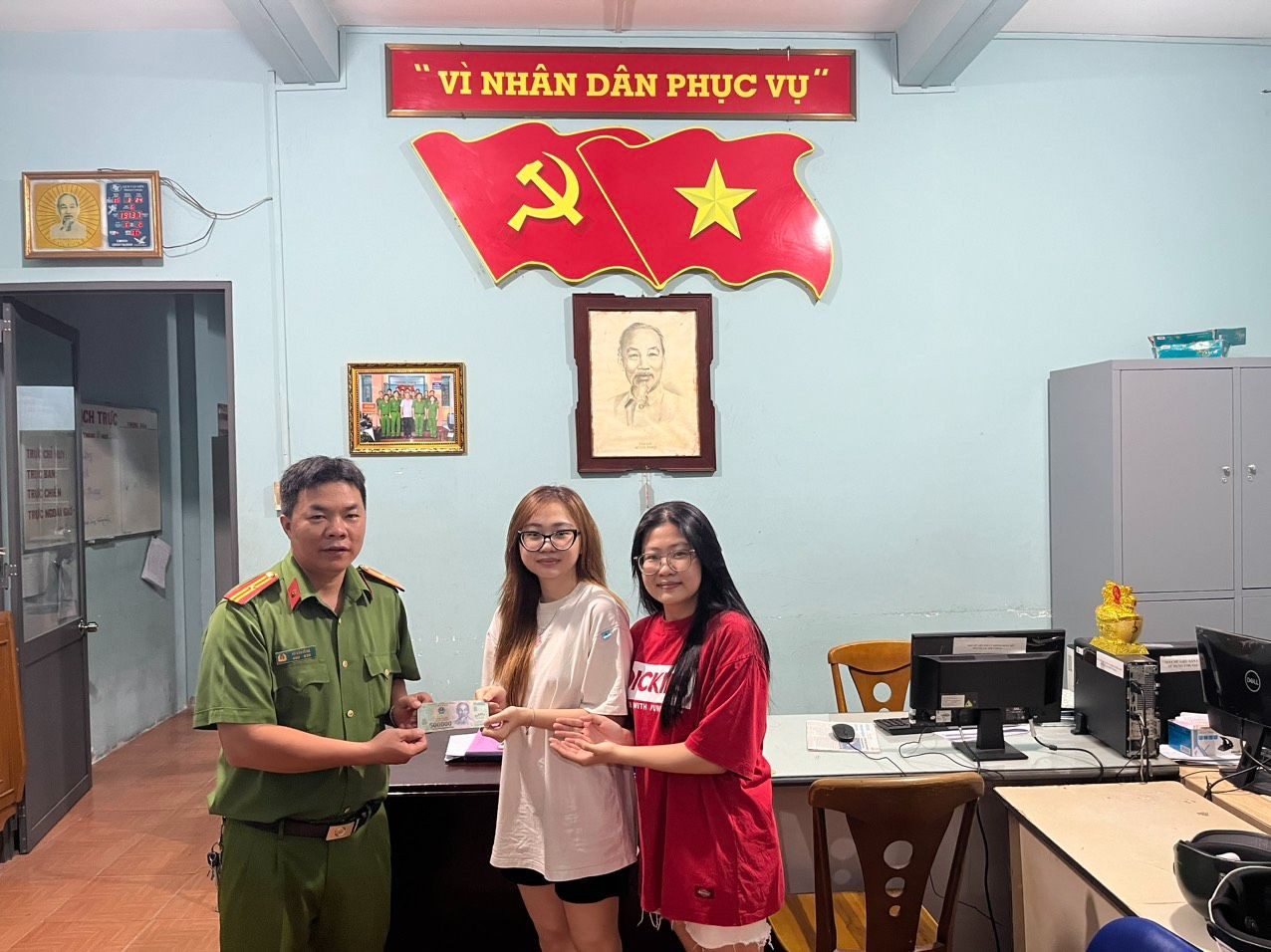 Em Khả Ái (bên phải, áo đỏ) và bạn bàn giao tiền nhặt được cho Công an phường 6. Em Khả Ái (bên phải, áo đỏ) và bạn bàn giao tiền nhặt được cho Công an phường 6.