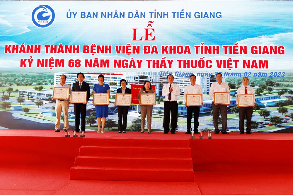 Lãnh đạo UBND tỉnh Tiền Giang tặng bằng khen cho tập thể, cá nhân tại lễ khánh thành Bệnh viện Đa khoa tỉnh. Ảnh: Xuân Uyên. Lãnh đạo UBND tỉnh Tiền Giang tặng bằng khen cho tập thể, cá nhân tại lễ khánh thành Bệnh viện Đa khoa tỉnh. Ảnh: Xuân Uyên.
