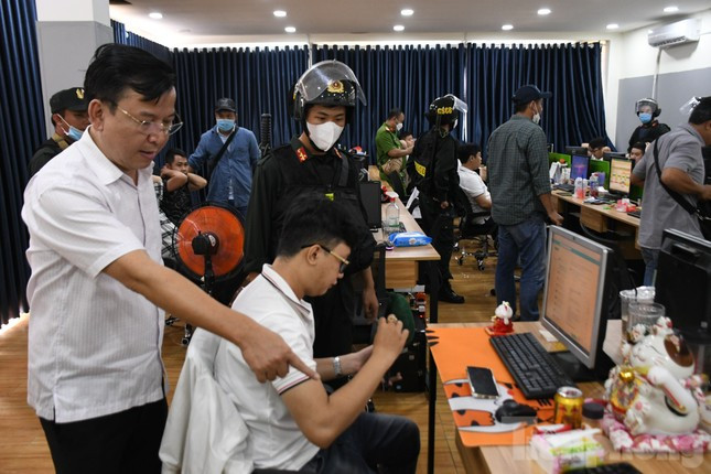 Đại tá Nguyễn Văn Lộc, Phó giám đốc Công an tỉnh Tiền Giang, Trưởng ban chuyên án chỉ đạo các lực lượng làm nhiệm vụ. Ảnh: Trọng Tín.