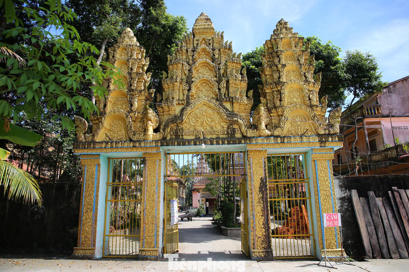 Chùa DoungLeySiRiVanSa (chùa Đường Xuồng Mới) được xây dựng vào năm 1910, với diện tích hơn 1,6ha.