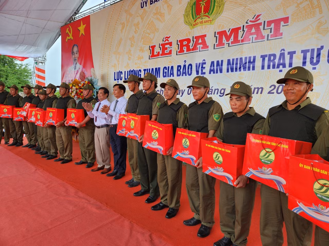 Chủ tịch UBND tỉnh Sóc Trăng Trần Văn Lâu trao quà động viên cho các lực lượng tham gia buổi ra mắt.