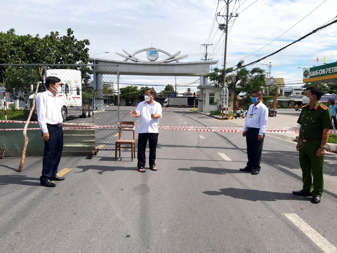 Để ngăn chặn việc lây nhiễm trong cộng đồng liên quan ca nhiễm COVID-19, Chủ tịch UBND quận Bình Thuỷ đã quyết định phong toả phường Trà Nóc.