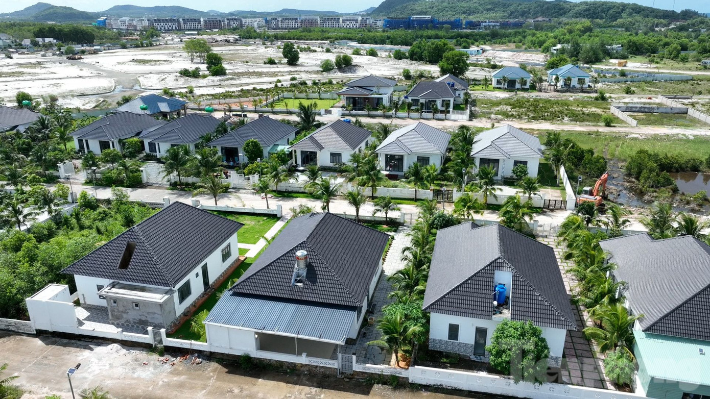 Liên quan đến vấn đề này, chiều 24/2, trao đổi với PV Tiền Phong, ông Lê Quốc Anh - Phó Chủ tịch UBND tỉnh Kiên Giang, tổ trưởng Tổ công tác đặc biệt xử lý vi phạm trên lĩnh vực xây dựng, quản lý đất đai, tài nguyên ở Phú Quốc thông tin: “Chúng tôi đã cưỡng chế 2/79 căn biệt thự không phép, các căn còn lại hiện đang kiện toàn hồ sơ, hoàn thiện các thủ tục theo quy định để cưỡng chế. Chúng tôi chắc chắn sẽ cưỡng chế, phá dỡ với quyết tâm làm sớm nhất”. Liên quan đến vấn đề này, chiều 24/2, trao đổi với PV Tiền Phong, ông Lê Quốc Anh - Phó Chủ tịch UBND tỉnh Kiên Giang, tổ trưởng Tổ công tác đặc biệt xử lý vi phạm trên lĩnh vực xây dựng, quản lý đất đai, tài nguyên ở Phú Quốc thông tin: “Chúng tôi đã cưỡng chế 2/79 căn biệt thự không phép, các căn còn lại hiện đang kiện toàn hồ sơ, hoàn thiện các thủ tục theo quy định để cưỡng chế. Chúng tôi chắc chắn sẽ cưỡng chế, phá dỡ với quyết tâm làm sớm nhất”.