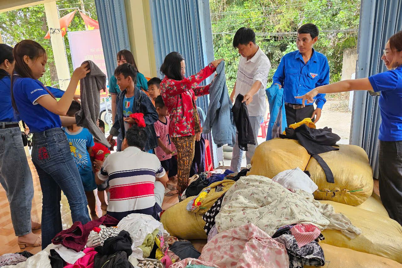 Gian hàng quần áo 0 đồng. Gian hàng quần áo 0 đồng.