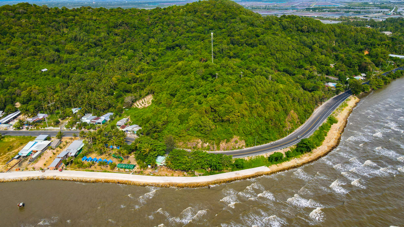 Đây là công trình giao thông trọng điểm, cấp bách nên đơn vị đã cố gắng phấn đấu rút ngắn thời gian sớm nhất để phục vụ đi lại cho người dân và khách du lịch đến Hà Tiên tham quan dịp lễ. Ảnh: Phương Vũ.