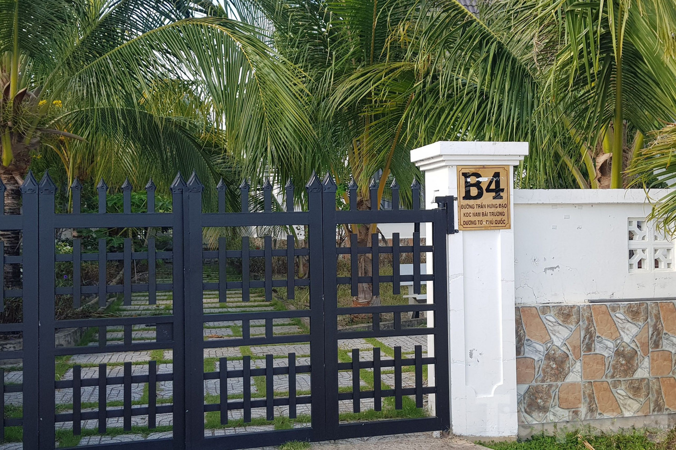 Một số căn còn được thiết kế khuôn viên cây cảnh, trồng cỏ xung quanh nhà, có sân trước, sân sau, có số nhà và lối đi bên hông như biệt thự đơn lập đẳng cấp. Một số căn còn được thiết kế khuôn viên cây cảnh, trồng cỏ xung quanh nhà, có sân trước, sân sau, có số nhà và lối đi bên hông như biệt thự đơn lập đẳng cấp.