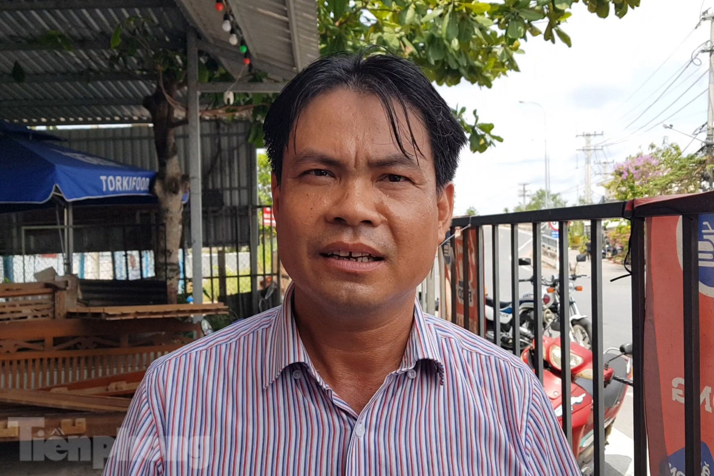 "Khu vực sạt lở này nằm trong dự án kè sông Cần Thơ, đoạn Cái Răng – đến xã Mỹ Khánh. Hiện nay, dự án đã thực hiện công tác bồi thường cho người dân, đang chờ cấp tái định cư và 10 ngày nữa người dân sẽ bốc thăm, nhận nền" - ông Ca nói. Ảnh: Nhật Huy.