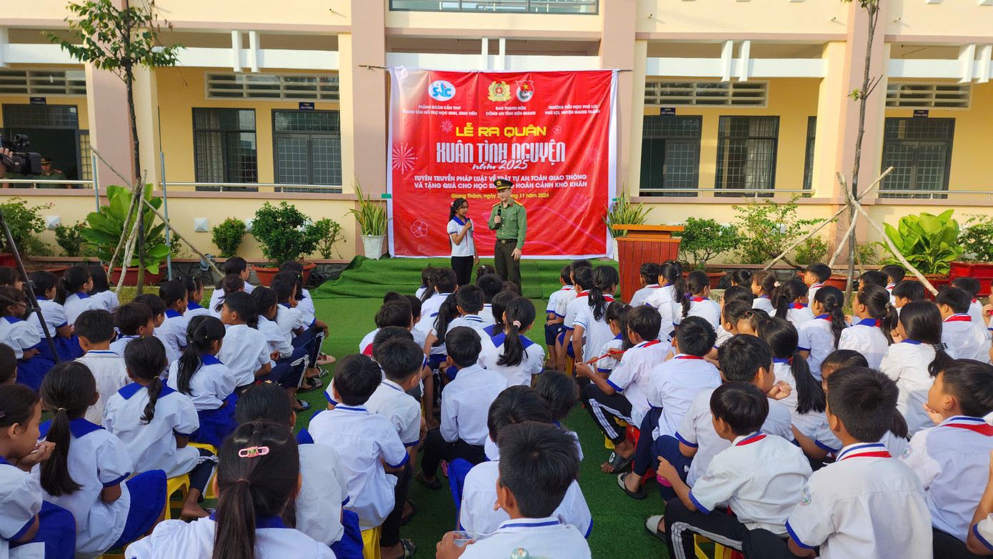 Tuyên truyền pháp luật giao thông cho học sinh tại Lễ ra quân Xuân tình nguyện của Tuổi trẻ Công an tỉnh Kiên Giang.