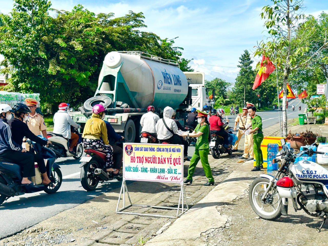 Lực lượng CSGT Công an thị xã Ngã Năm, tỉnh Sóc Trăng phát nước miễn phí cho người dân về quê nghỉ lễ trên tuyến Quản lộ - Phụng Hiệp.