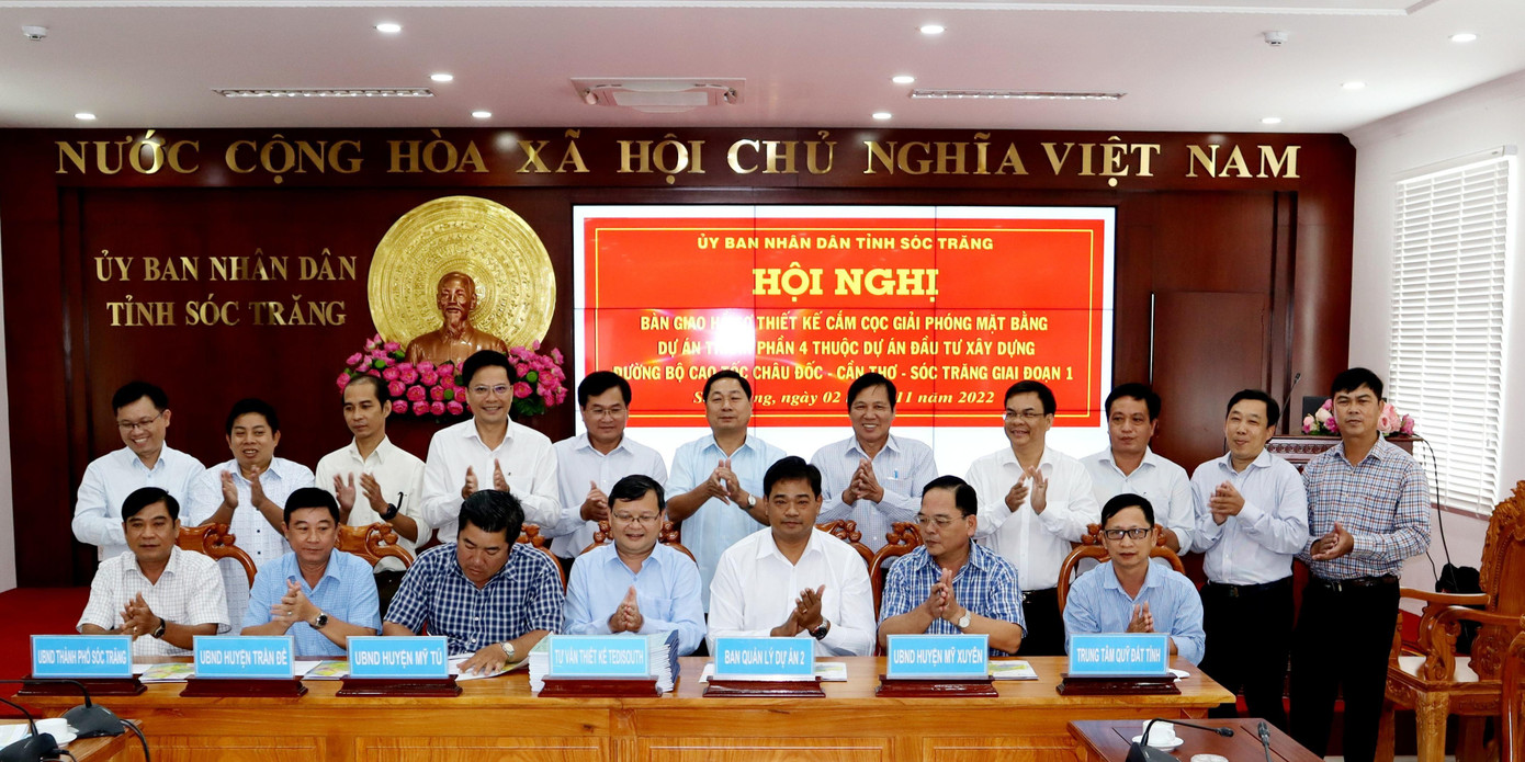 Các đơn vị ký kết bàn giao hồ sơ thiết kế cắm cọc GPMB Dự án thành phần 4.