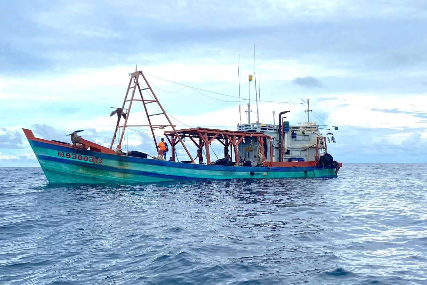 Tàu KG 93003 TS bị dẫn giải về cảng ở Phú Quốc, Kiên Giang. Ảnh: CSB. Tàu KG 93003 TS bị dẫn giải về cảng ở Phú Quốc, Kiên Giang. Ảnh: CSB.