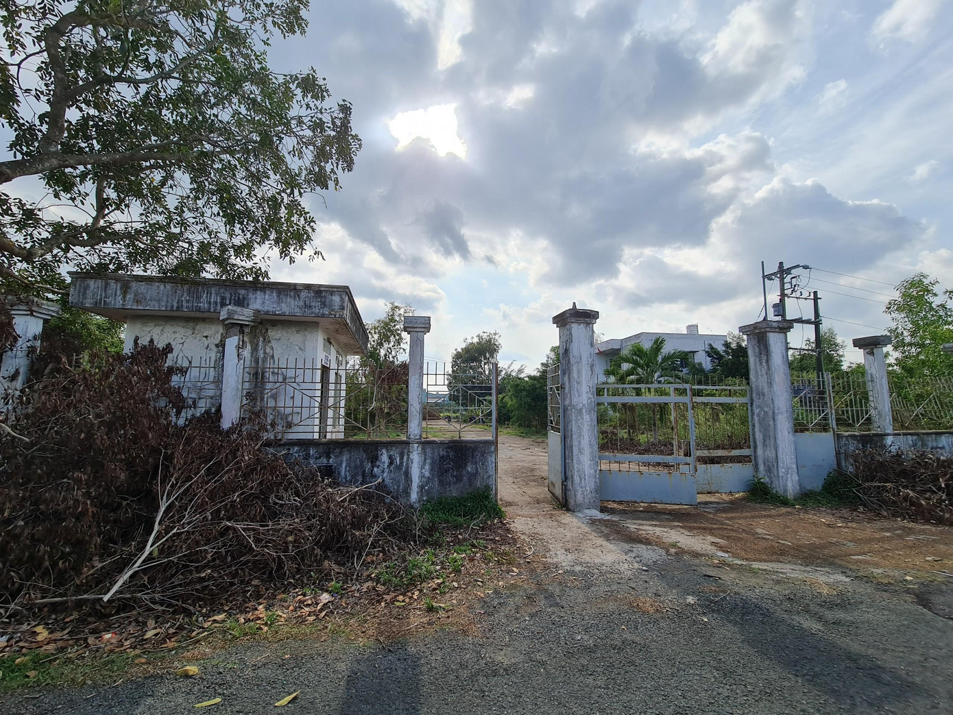 Riêng các hạng mục, hạ tầng còn lại phần trên bờ (diện tích đất 16,254ha, tòa nhà điều hành 2 tầng, nhà tập thể và một số tài sản khác) được giao cho Cảng vụ Đường thủy nội địa khu vực IV quản lý. Theo người dân địa phương, từ ngày khánh thành đi vào hoạt động, cống âu thuyền mở ra vận hành rồi sau đó đóng lại, đến nay không thấy hoạt động và trở thành vật cản cho giao thông thủy. Riêng các hạng mục, hạ tầng còn lại phần trên bờ (diện tích đất 16,254ha, tòa nhà điều hành 2 tầng, nhà tập thể và một số tài sản khác) được giao cho Cảng vụ Đường thủy nội địa khu vực IV quản lý. Theo người dân địa phương, từ ngày khánh thành đi vào hoạt động, cống âu thuyền mở ra vận hành rồi sau đó đóng lại, đến nay không thấy hoạt động và trở thành vật cản cho giao thông thủy.