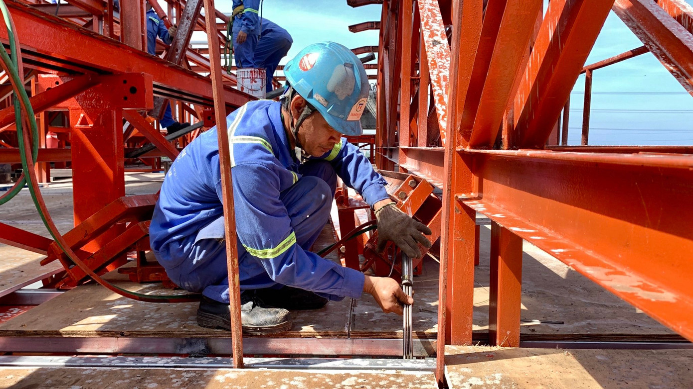 Hiện các nhà thầu đang huy động tối đa nhân lực, phương tiện, máy móc để gấp rút hoàn thành các công đoạn. Nhà thầu cũng có những chính sách đãi ngộ thoả đáng và chăm lo đời sống cho những công nhân làm xuyên Tết.