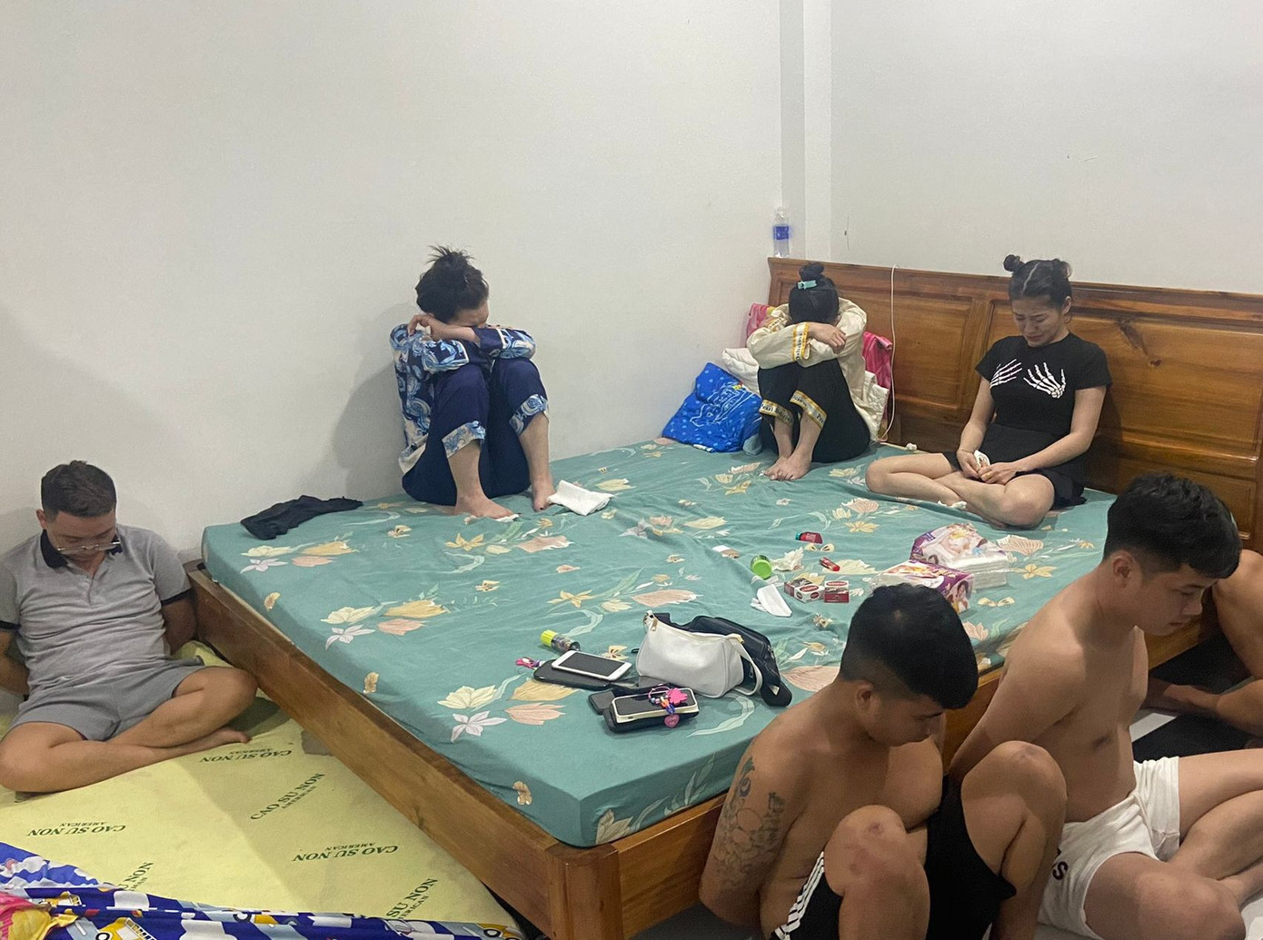 Nhiều nam, nữ thuê bungalow sử dụng ma tuý. Ảnh: Công an cung cấp.