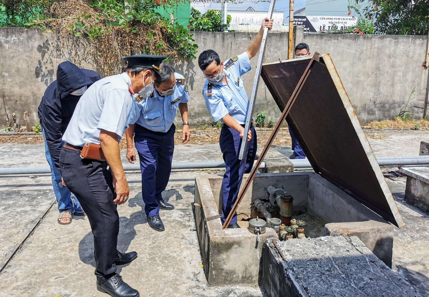 Cục Quản lý thị trường thành phố Cần Thơ kiểm tra xăng dầu trên địa bàn.