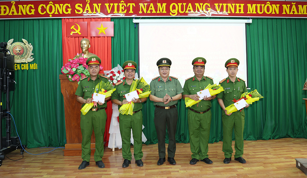 Đại tá Lâm Phước Nguyên (giữa) trao thưởng nóng cho các tập thể, cá nhân phá nhanh vụ án giết người. Đại tá Lâm Phước Nguyên (giữa) trao thưởng nóng cho các tập thể, cá nhân phá nhanh vụ án giết người.