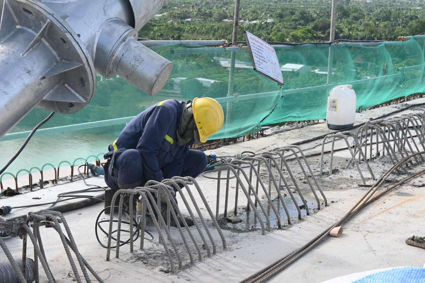 Theo báo cáo của chủ đầu tư, hiện các nhà thầu triển khai 3 mũi thi công để sớm hoàn thành đưa công trình dự án cầu Mỹ Thuận 2 khai thác, sử dụng vào cuối năm 2023. Hiện 4 gói thầu gồm đường dẫn, cầu dẫn bờ Tiền Giang và cọc khoan nhồi, bệ 4 trụ (T14-T17), nhịp chính dây văng đã hoàn thành. Tại gói thầu thân trụ, kết cấu nhịp chính dây văng, kè gia cố bờ sông, điện chiếu sáng đạt trên 82%, dự kiến hoàn thành cuối tháng 12/2023. Trụ tháp T15 và T16 đã thi công xong 15/16 đốt dầm (K15). Hiện công nhân đang thi công đốt dầm thép K16 (đốt cuối cùng kết nối giữa trụ T15 – T16).