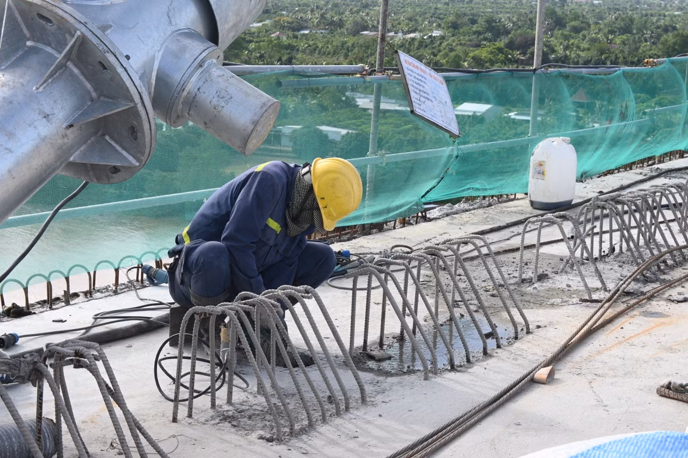 Theo báo cáo của chủ đầu tư, hiện các nhà thầu triển khai 3 mũi thi công để sớm hoàn thành đưa công trình dự án cầu Mỹ Thuận 2 khai thác, sử dụng vào cuối năm 2023. Hiện 4 gói thầu gồm đường dẫn, cầu dẫn bờ Tiền Giang và cọc khoan nhồi, bệ 4 trụ (T14-T17), nhịp chính dây văng đã hoàn thành. Tại gói thầu thân trụ, kết cấu nhịp chính dây văng, kè gia cố bờ sông, điện chiếu sáng đạt trên 82%, dự kiến hoàn thành cuối tháng 12/2023. Trụ tháp T15 và T16 đã thi công xong 15/16 đốt dầm (K15). Hiện công nhân đang thi công đốt dầm thép K16 (đốt cuối cùng kết nối giữa trụ T15 – T16).