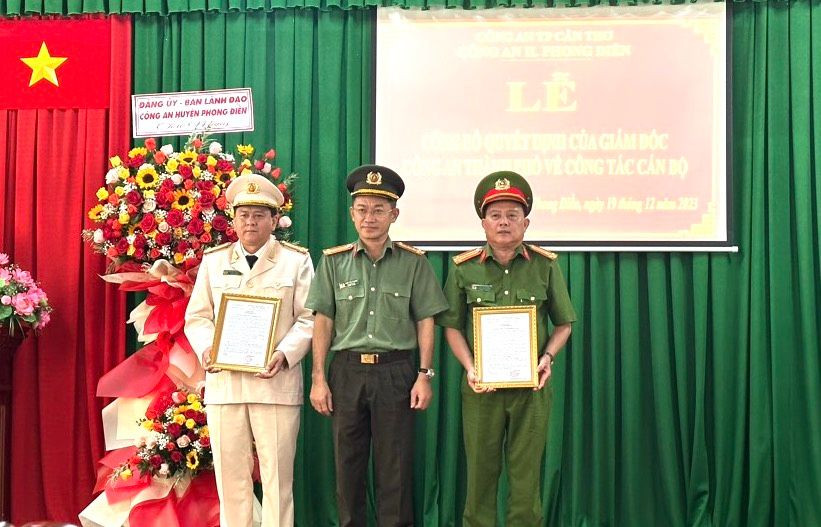 Lãnh đạo Công an thành phố Cần Thơ trao quyết định cho Thượng tá Trần Văn Dũng và Thượng tá Nguyễn Thành Nhân.