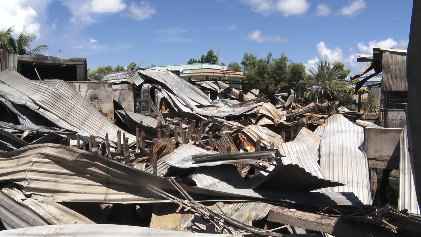 Hiện trường 5 căn nhà bị cháy.