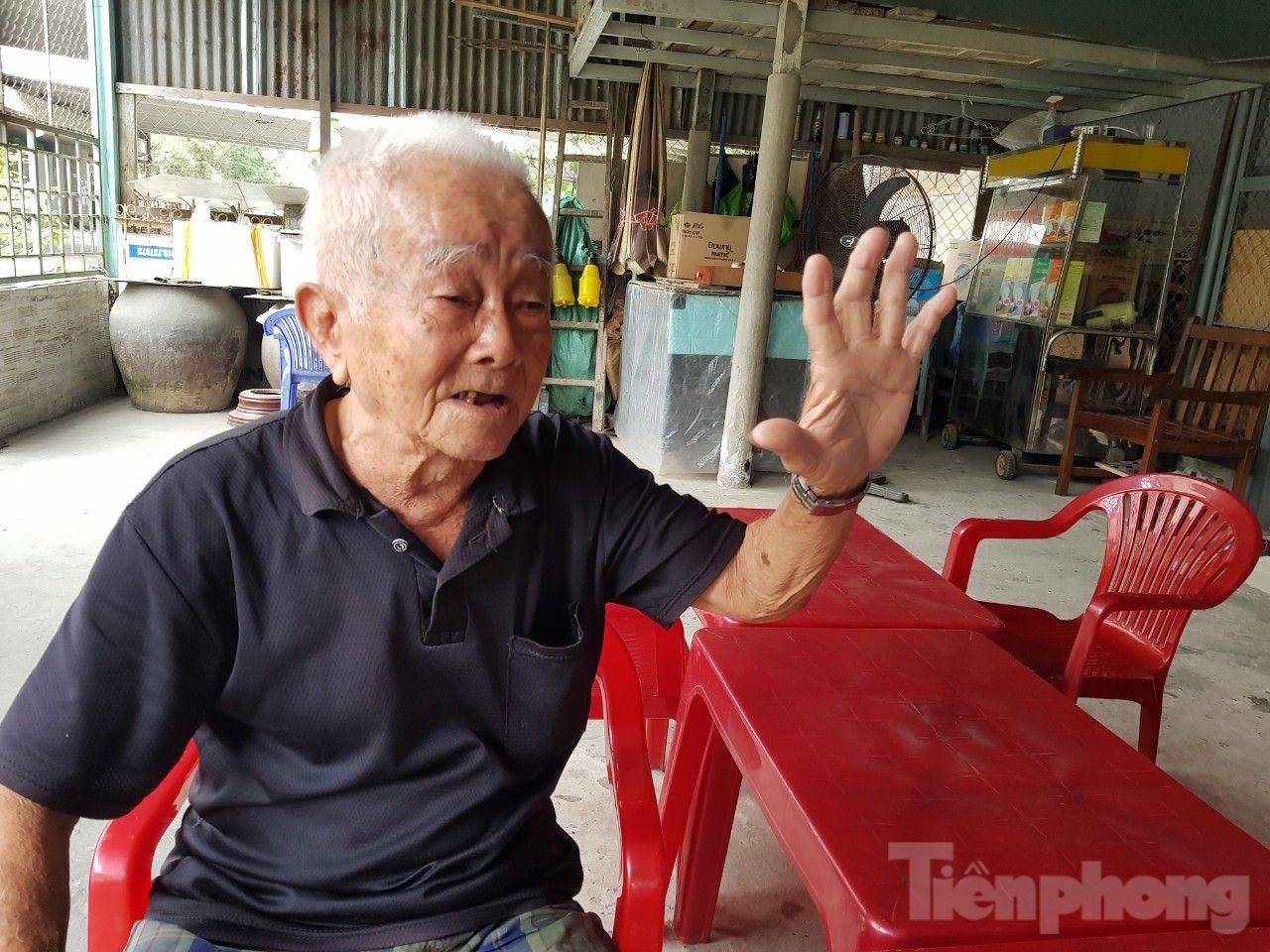 Ông Đinh Công Khái (88 tuổi) nói: "Việc tập kết rác như thế này ảnh hưởng rất lớn đến đời sống của người dân nơi đây. Tôi hy vọng địa phương sớm có phương án xử lý không thôi khi trời mưa xuống gây ô nhiễm môi trường nặng hơn. Tôi lớn tuổi không chịu được mùi hôi như vậy”.