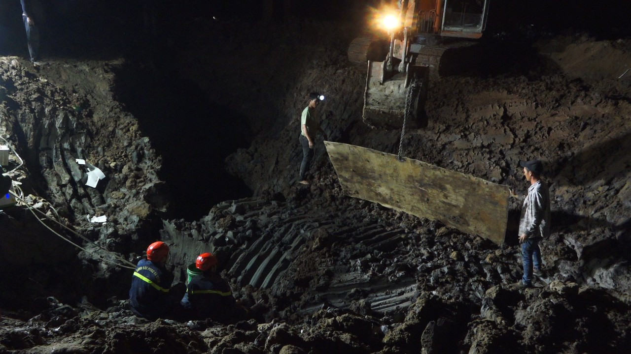 Các em đi cùng hô hoán để người lớn ứng cứu nhưng bất thành. Sau khi sự việc xảy ra, lực lượng gần 100 người cùng ba máy xúc, một xe cẩu được huy động đến, triển khai nhiều phương án giải cứu.