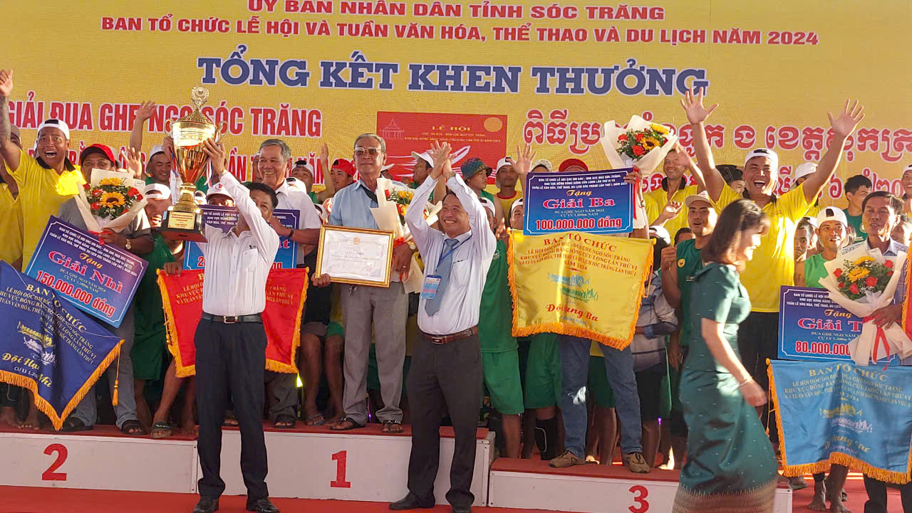 Ban tổ chức trao thưởng cho các đội ghe Ngo nam.