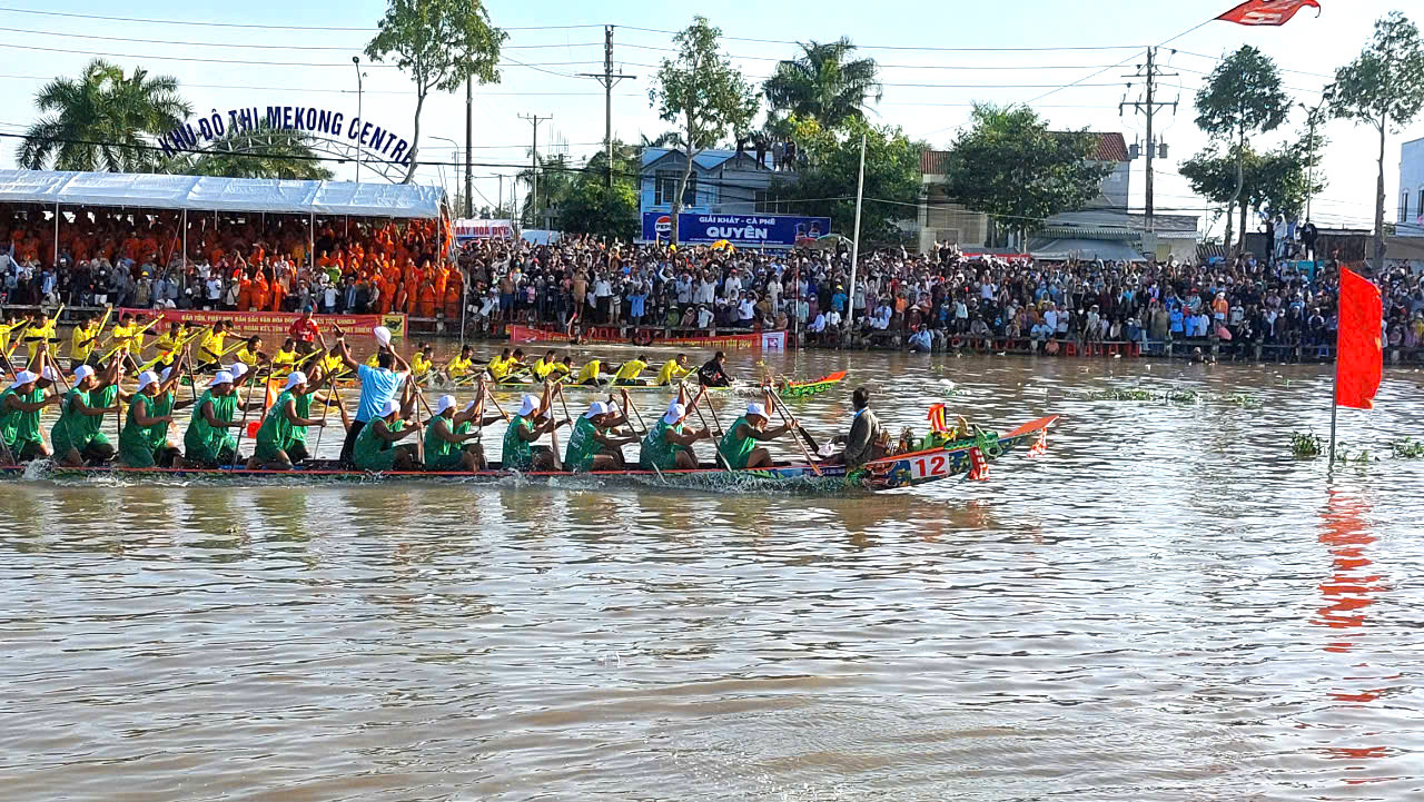 Đội ghe nam chùa Tum Núp 2 (huyện Châu Thành, tỉnh Sóc Trăng) giành chức vô địch.
