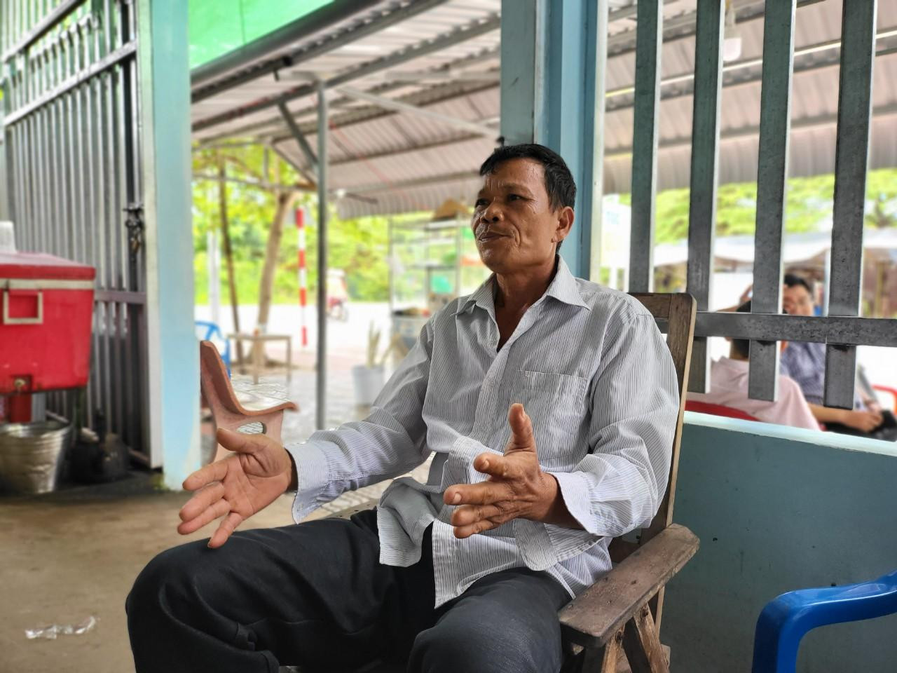 Trao đổi với PV, ông Nguyễn Hùng (58 tuổi, ngụ phường 9, TP. Trà Vinh) cho hay: "Gia đình ông có gần 1.400m2 đất. Dự án đi qua, gia đình ông bị ảnh hưởng gần hết, chỉ còn lại vỏn vẹn 100m2 đất. Từ đó đến nay đã hơn 10 năm, nhưng không thấy chính quyền giao đất tái định cư. Tôi nhiều lần gõ cửa cơ quan chức năng nhưng vẫn chưa có kết quả. Tôi cũng mong sớm giải quyết để ổn định cuộc sống”.