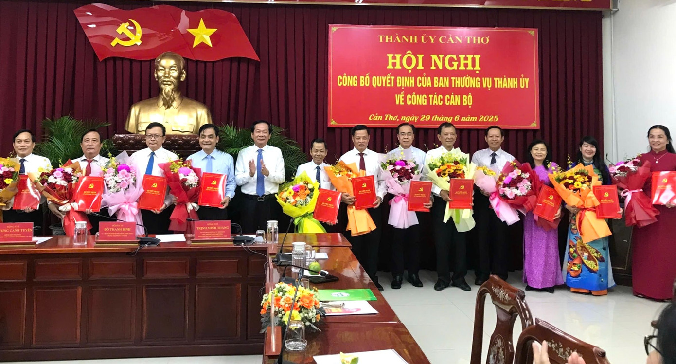 Bí thư Thành ủy Cần Thơ - ông Đỗ Thanh Bình trao quyết định nghỉ hưu trước tuổi cho các cán bộ.