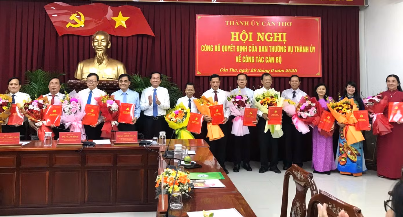 Bí thư Thành ủy Cần Thơ - ông Đỗ Thanh Bình trao quyết định nghỉ hưu trước tuổi cho các cán bộ.