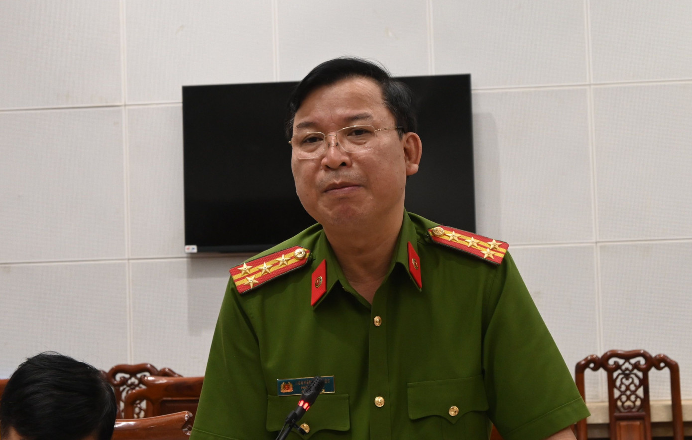 Đại tá Nguyễn Văn Lộc – Phó Giám đốc Công an tỉnh Tiền Giang thông tin với báo chí về vụ án xảy ra tại CDC Tiền Giang chiều 21/7.