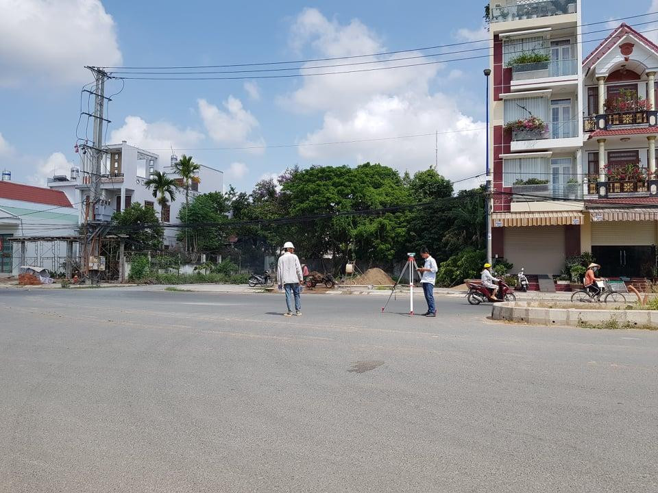 Chủ đầu tư tiến hành kiểm tra cao trình gói thầu CT3-PW-2.5 mà người dân phản ánh.