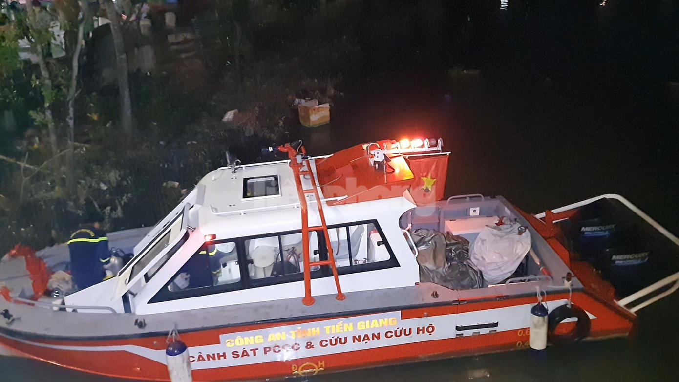 Lực lượng chức năng tìm kiếm nạn nhân. Ảnh: Thảo Vy. Lực lượng chức năng tìm kiếm nạn nhân. Ảnh: Thảo Vy.