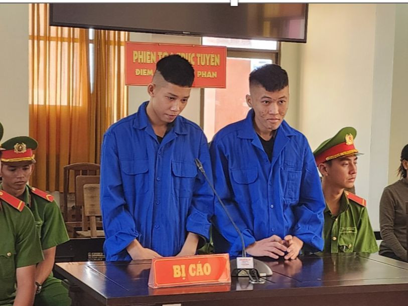 Bị cáo Phúc và Hào (từ trái sang) tại phiên tòa (Ảnh: Văn Vũ).