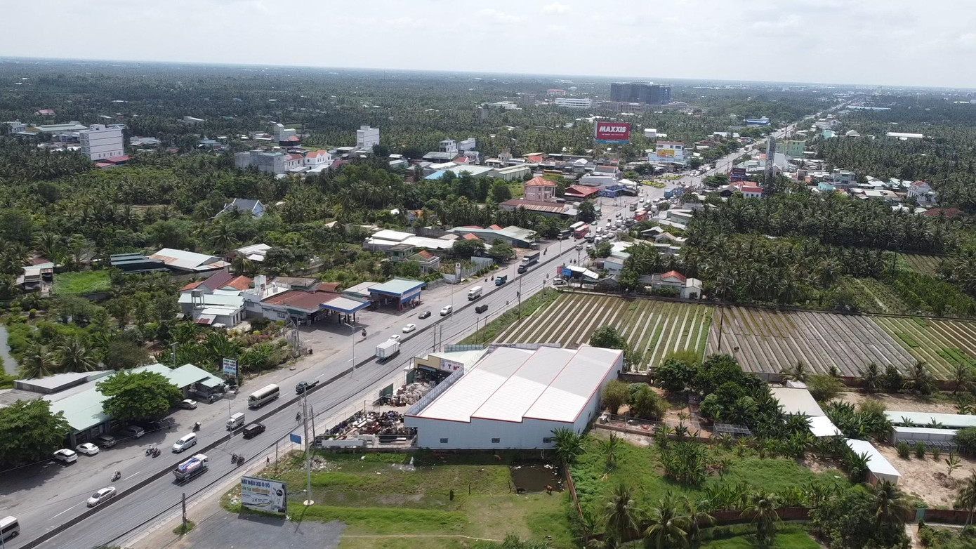 Ông Lê Thanh Tuấn - ngụ huyện Châu Thành, tỉnh Tiền Giang cho biết, trước đó ngày 28 - 29/4, trên tuyến quốc lộ 1, quốc lộ 60 đoạn qua cầu Rạch Miễu (Tiền Giang về Bến Tre) nhiều phương tiện kẹt cứng. Sáng nay, tình trạng ùn ứ phương tiện có diễn ra nhưng không kéo dài lâu. "Do lo sợ cảnh kẹt xe nên một số người ngày hôm qua đã chọn phương án di chuyển lên TP. HCM sớm hơn dự kiến", ông Tuấn nói.